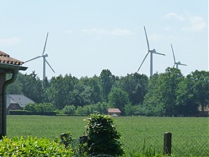 Drei Windkraftanlagen abseits der Strasse. Drei Windkraftanlagen abseits der Strasse.