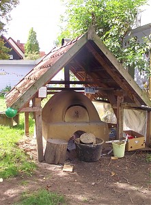 Man sieht es ihm nicht an. Der Lehmbackofen ist ein echtes Highlight im Eine-Welt-Dorf. -- FOTO: Wilfried Gierden --