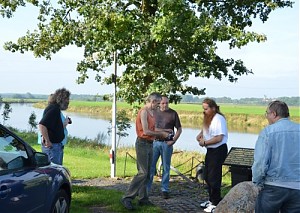 Erster Haltepunkt der Besichtigungstour am Samstag ist an der Weser bei Jössen. -- FOTO: Maria Herzger --