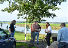 Erster Haltepunkt der Besichtigungstour am Samstag ist an der Weser bei Jössen. -- FOTO: Maria Herzger --