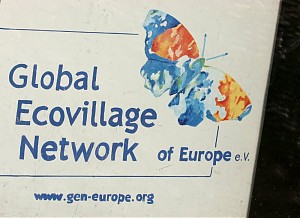 Ein Schild des 'Global Ecovillage Network of Europe' (GEN) hängt irgendwo auf dem Dorfgelände aus. - Für redaktionelle Zwecke frei verwendbar. FOTO: Detlef Müller