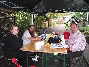 Nicole & Wilfried Gierden aus Blankenheim und Jens Classen aus Minden. -- FOTO: Initiative Soziales Dorf -- Nicole & Wilfried Gierden aus Blankenheim und Jens Classen aus Minden. -- FOTO: Initiative Soziales Dorf --