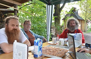 Jens, Dietmar und Jürgen im lockeren Gespräch. Vorn rechts zu sehen der Twitter-Laptop. -- FOTO: Initiative Soziales Dorf --