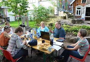 Nach dem Arbeitstreffen der Initiative, Anja Peper vom Mindener Tageblatt ist da. -- FOTO: Maria Herzger --