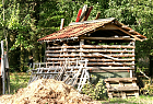 Holzhütte mit Strohhaufen