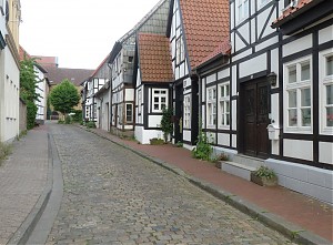 Eine Strasse mit vielen restaurierten Fachwerkhäusern ist die Alte Kirchstrasse. -- FOTO: Detlef Müller --