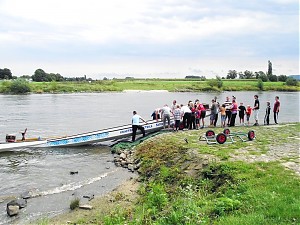 Pflichtjob nach jedem Paddeln ist, das lange Boot gemeinsam aus dem Wasser zu holen. -- FOTO: Wilfried Gierden --