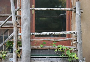 Der Eingangsbereich eines Hauses im Poppauer Ökodorf. - Für redaktionelle Zwecke frei verwendbar. FOTO: Detlef Müller