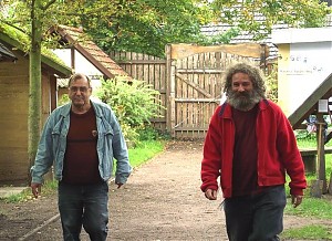 Dietmar Hamann und Jürgen Schneider vom Armutsnetzwerk kommen gerade aus Sulingen an. -- FOTO: Initiative Soziales Dorf --