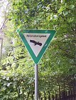Schild weist auf Naturschutzgebiet hin